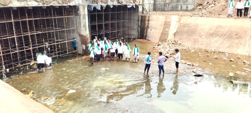 ಘಟಪ್ರಭಾ ಎಡದಂಡೆ ಕಾಲುವೆಗೆ ನೀರು ಬಿಡಲು ಆಗ್ರಹಿಸಿ ರೈತರ ಪ್ರತಿಭಟನೆ