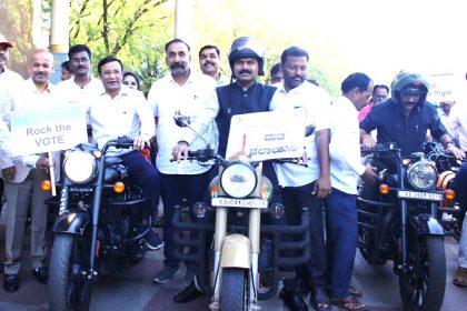 ಜಿಲ್ಲಾ ಸ್ವೀಪ್ | ಮತದಾನ ಜಾಗೃತಿಗಾಗಿ ಬೈಕ್ ರ್‍ಯಾಲಿ   ಬೈಕ್ ರ್‍ಯಾಲಿಯಲ್ಲಿ ಗಮನ ಸೆಳೆದ ಡಿಸಿ, ಸಿಇಓ 