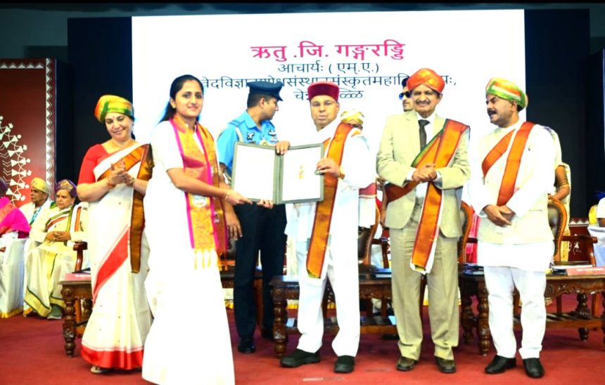 “ಸಂಸ್ಕೃತದಲ್ಲಿ ಶಿಖರ ತಲುಪಿದ ಮುಗಳಿಹಾಳದ ಋತು: ರಾಜ್ಯಮಟ್ಟದ ಗೌರವಕ್ಕೆ ಪಾತ್ರ’ ದೀಕ್ಷಾಂತದಲ್ಲಿ ಋತುಗೆ ಇನ್ಫೋಸಿಸ್ ಪ್ರಶಸ್ತಿ”