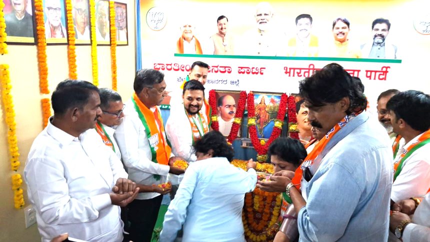 ಬಿಜೆಪಿ ಸ್ಥಾಪನಾ ದಿನ ಆಚರಿಸಿದ ಮಹಾನಗರ ಬಿಜೆಪಿ ಘಟಕ. ಬಿಜೆಪಿ ಸ್ಥಾಪನಾ ದಿನ ಆಚರಿಸಿದ ಮಹಾನಗರ ಬಿಜೆಪಿ ಘಟಕ.