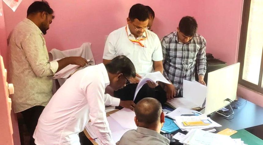 ಆದಾಯಕ್ಕಿಂತ ಹೆಚ್ಚು ಆಸ್ತಿ ಆರೋಪ: ಬಳ್ಳಾರಿ-ಶಿವಮೊಗ್ಗದಲ್ಲಿ ಲೋಕಾಯುಕ್ತ ದಾಳಿ ಆದಾಯಕ್ಕಿಂತ ಹೆಚ್ಚು ಆಸ್ತಿ ಆರೋಪ: ಬಳ್ಳಾರಿ-ಶಿವಮೊಗ್ಗದಲ್ಲಿ ಲೋಕಾಯುಕ್ತ ದಾಳಿ