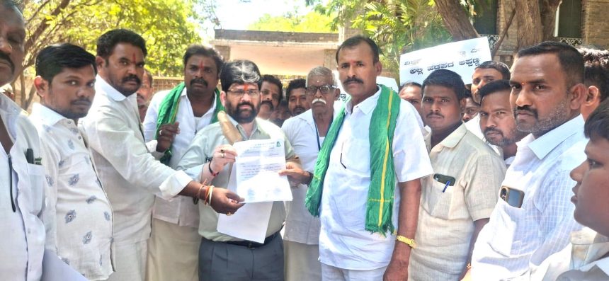 ರೈತರಿಗೆ ಎಪಿಎಂಸಿ ಮಾರುಕಟ್ಟೆಯಲ್ಲಿ ಸ್ಥಳಾವಕಾಶ ಕಲ್ಪಿಸಲು ಮನವಿ ರೈತರಿಗೆ ಎಪಿಎಂಸಿ ಮಾರುಕಟ್ಟೆಯಲ್ಲಿ ಸ್ಥಳಾವಕಾಶ ಕಲ್ಪಿಸಲು ಮನವಿ