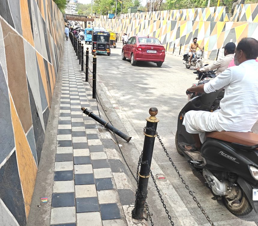 ಕಿತ್ತು ಹೋದ ಗೂಟಗಳು, ತುಂಡಾದ ಸರಪಳಿ ಕಿತ್ತು ಹೋದ ಗೂಟಗಳು, ತುಂಡಾದ ಸರಪಳಿ