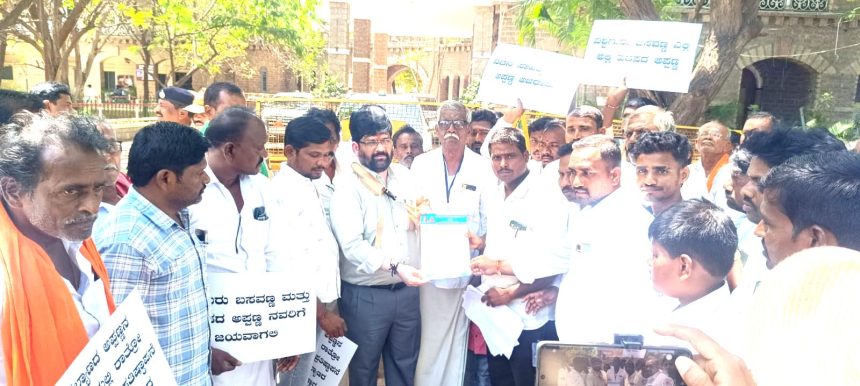 ಅರಿವಿನ  ಗವಿಯಲ್ಲಿ ಹಡಪದ ಅಪ್ಪಣ್ಣ ಮೂರ್ತಿಯನ್ನು ಪುನಃ ಸ್ಥಾಪಿಸಿ : ಹೆಚ್  ಶಿಕುಮಾರ್ ಆಗ್ರಹ 