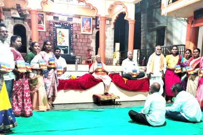 ಪೂಜಾ ಪುಳ್ಯಾಗೋಳ ವಿರಚಿತ ಕಲ್ಪನೆಯ ಕವನಗಳು ಕೃತಿ ಲೋಕಾರ್ಪಣೆ ಪೂಜಾ ತುಂಬಾ ಸಣ್ಣಾಕಿ ಇದ್ದರೂ ಆಕೆಯ ವಿಚಾರ ತುಂಬಾ ದೊಡ್ಡವು : ಸಹಜಾನಂದ ಶ್ರೀಗಳು