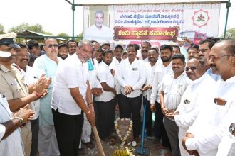 “ಮೂಡಲಗಿಯಲ್ಲಿ ಅಗ್ನಿಶಾಮಕ ಠಾಣೆ ನಿರ್ಮಾಣ ಸೇರಿದಂತೆ ವಿವಿಧ ಕಾಮಗಾರಿಗಳಿಗೆ ಶಂಕುಸ್ಥಾಪನೆ”