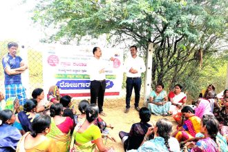 ಗಿಣಿಗೇರಾ ಗ್ರಾಮದ ಕೆರೆ ಹೂಳೆತ್ತುವ ಸ್ಥಳಕ್ಕೆ ಭೇಟಿ ಕೂಲಿ ಕೆಲಸದೊಂದಿಗೆ ವಿಮೆ ನೊಂದಣಿ ಮಾಡಿಕೊಳ್ಳಿ ಶ್ರೀನಿವಾಸ ಚಿತ್ರಗಾರ