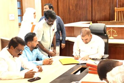 *ಶಾಸಕ ಬಿ.ನಾಗೇಂದ್ರರ ಸೂಚನೆ ಮೇರೆಗೆ ವೆಂಕಟೇಶ್ ಪ್ರಸಾದ್ ಅವರು ಅಧಿಕಾರಿಗಳ ಭೇಟಿ*  *ರೈಲ್ವೆ ಹಳಿ ನಿರ್ಮಾಣಕ್ಕೆ ಮನೆ ತೆರವು: ಪರ್ಯಾಯ ವಸತಿ ವ್ಯವಸ್ಥೆ ಕಲ್ಪಿಸುವಂತೆ ಮನವಿ* 