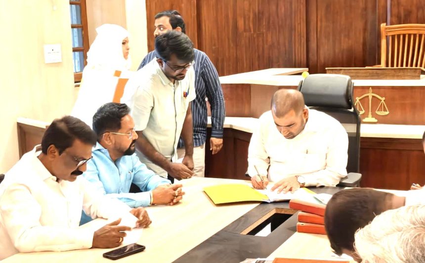 *ಶಾಸಕ ಬಿ.ನಾಗೇಂದ್ರರ ಸೂಚನೆ ಮೇರೆಗೆ ವೆಂಕಟೇಶ್ ಪ್ರಸಾದ್ ಅವರು ಅಧಿಕಾರಿಗಳ ಭೇಟಿ*  *ರೈಲ್ವೆ ಹಳಿ ನಿರ್ಮಾಣಕ್ಕೆ ಮನೆ ತೆರವು: ಪರ್ಯಾಯ ವಸತಿ ವ್ಯವಸ್ಥೆ ಕಲ್ಪಿಸುವಂತೆ ಮನವಿ* 