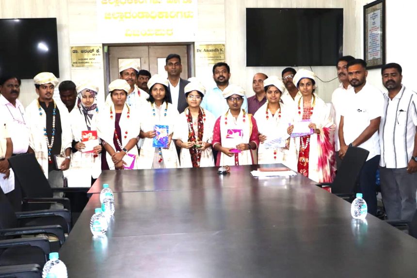 “ವಿದ್ಯಾರ್ಥಿಗಳು ನಿರಂತರ ಅಧ್ಯಯನಶೀಲರಾಗಬೇಕು” ದ್ವಿತೀಯ ಪಿಯುನಲ್ಲಿ ಜಿಲ್ಲೆಗೆ ಕ್ರಮವಾಗಿ ಸ್ಥಾನ ಪಡೆದ ವಿದ್ಯಾರ್ಥಿಗಳಿಗೆ ಜಿಲ್ಲಾಧಿಕಾರಿಗಳಿಂದ ಸನ್ಮಾನ