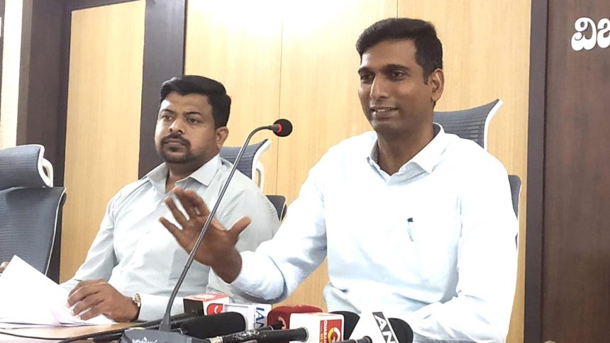 ಜಿಲ್ಲೆಯಾದ್ಯಂತ ಕುಡಿಯುವ ನೀರಿನ ಸಮಸ್ಯೆ ಇಲ್ಲ-ಜಿಲ್ಲಾಧಿಕಾರಿ ಡಾ. ಆನಂದ ಕೆ. ಸ್ಪಷ್ಟನೆ ಗ್ರಾಮೀಣ- ನಗರ ಭಾಗದಲ್ಲಿ ಕುಡಿಯುವ ನೀರಿಗೆ ಅನುದಾನದ ಕೊರತೆಯೂ ಇಲ್ಲ ಜಿಲ್ಲೆಯಾದ್ಯಂತ ಕುಡಿಯುವ ನೀರಿನ ಸಮಸ್ಯೆ ಇಲ್ಲ-ಜಿಲ್ಲಾಧಿಕಾರಿ ಡಾ. ಆನಂದ ಕೆ. ಸ್ಪಷ್ಟನೆ ಗ್ರಾಮೀಣ- ನಗರ ಭಾಗದಲ್ಲಿ ಕುಡಿಯುವ ನೀರಿಗೆ ಅನುದಾನದ ಕೊರತೆಯೂ ಇಲ್ಲ