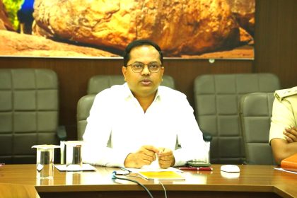 ಸ್ವಯಂ ಗಣತಿ: ಮಾಹಿತಿ ದಾಖಲಿಸಿದ ಜಿಲ್ಲಾಧಿಕಾರಿ ನಾಗೇಂದ್ರ ಪ್ರಸಾದ್.ಕೆ