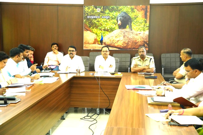 ಜಿಲ್ಲಾಧಿಕಾರಿ ನಾಗೇಂದ್ರ ಪ್ರಸಾದ್.ಕೆ ಸೂಚನೆ ಗ್ಯಾಸ್ ಬೆಲೆ ಏರಿಕೆ, ಅಕ್ರಮ ದಾಸ್ತಾನು, ಕೃತಕ ಅಭಾವ ಸೃಷ್ಟಿಸುವವರ ವಿರುದ್ಧ ಕಟ್ಟುನಿಟ್ಟಿನ ಕ್ರಮ