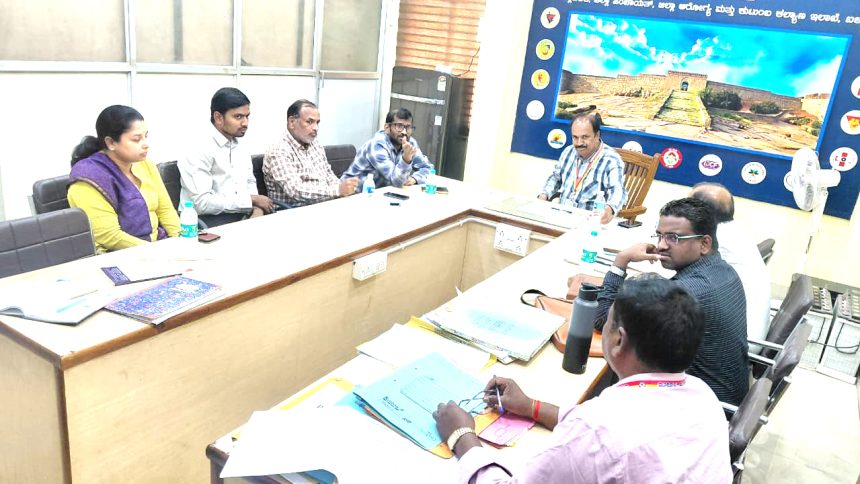 ಜಿಲ್ಲಾ ಸಮಿತಿ ಸಭೆಯಲ್ಲಿ ಡಿಹೆಚ್ಒ ಡಾ.ಯಲ್ಲಾ ರಮೇಶ್ ಬಾಬು ಹೇಳಿಕೆ ಭ್ರೂಣಲಿಂಗ ಪತ್ತೆ ಹಚ್ಚುವುದು ಶಿಕ್ಷಾರ್ಹ ಅಪರಾಧ; ನಿಯಮ ಉಲ್ಲಂಘಿಸಿದರೆ ಕಠಿಣ ಕ್ರಮ ಜಿಲ್ಲಾ ಸಮಿತಿ ಸಭೆಯಲ್ಲಿ ಡಿಹೆಚ್ಒ ಡಾ.ಯಲ್ಲಾ ರಮೇಶ್ ಬಾಬು ಹೇಳಿಕೆ ಭ್ರೂಣಲಿಂಗ ಪತ್ತೆ ಹಚ್ಚುವುದು ಶಿಕ್ಷಾರ್ಹ ಅಪರಾಧ; ನಿಯಮ ಉಲ್ಲಂಘಿಸಿದರೆ ಕಠಿಣ ಕ್ರಮ