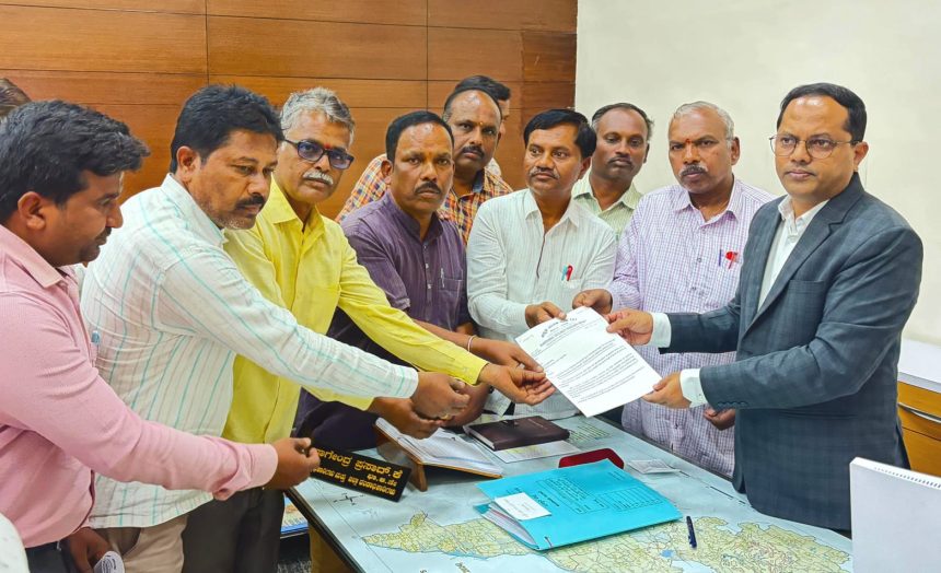 ಗಡಿನಾಡು ಕನ್ನಡ ವಿದ್ಯಾರ್ಥಿಗಳಿಗೆ ಸರ್ಕಾರಿ ಉದ್ಯೋಗದಲ್ಲಿ 5% ಮೀಸಲಾತಿ ನೀಡುವಂತೆ ಮನವಿ ಗಡಿನಾಡು ಕನ್ನಡ ವಿದ್ಯಾರ್ಥಿಗಳಿಗೆ ಸರ್ಕಾರಿ ಉದ್ಯೋಗದಲ್ಲಿ 5% ಮೀಸಲಾತಿ ನೀಡುವಂತೆ ಮನವಿ