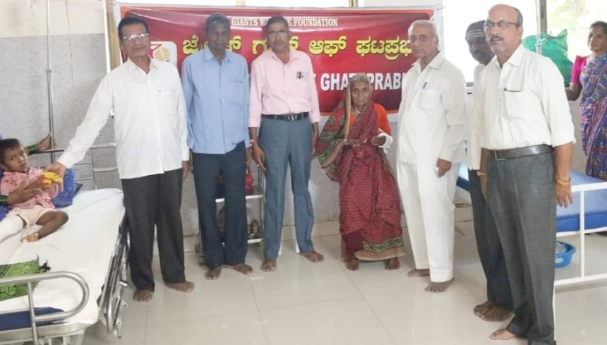 ಮಹಾವೀರ ಜಯಂತಿ ನಿಮಿತ್ಯ ರೋಗಿಗಳಿಗೆ ಹಣ್ಣು, ಹಂಪಲು ವಿತರಣೆ. ಮಹಾವೀರ ಜಯಂತಿ ನಿಮಿತ್ಯ ರೋಗಿಗಳಿಗೆ ಹಣ್ಣು, ಹಂಪಲು ವಿತರಣೆ.