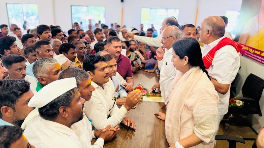 ಬೆಳಗಾವಿಯಲ್ಲಿ ಸಚಿವೆ ಲಕ್ಷ್ಮೀ ಹೆಬ್ಬಾಳಕರ್ ಜನತಾ ದರ್ಶನ: ಸಾವಿರಾರು ಜನರ ಅಹವಾಲುಗಳಿಗೆ ಸ್ಪಂದನೆ ಬೆಳಗಾವಿಯಲ್ಲಿ ಸಚಿವೆ ಲಕ್ಷ್ಮೀ ಹೆಬ್ಬಾಳಕರ್ ಜನತಾ ದರ್ಶನ: ಸಾವಿರಾರು ಜನರ ಅಹವಾಲುಗಳಿಗೆ ಸ್ಪಂದನೆ