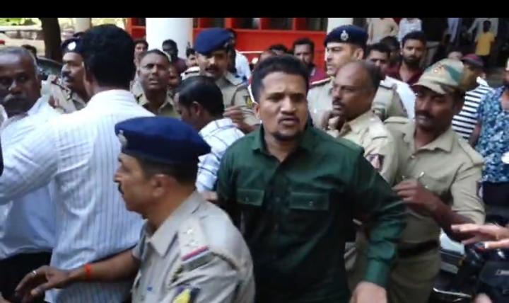 ಕೋರ್ಟ್ ಆವರಣದಲ್ಲಿ ರೌಡಿ ಶೀಟರ್ ಅಟ್ಟಹಾಸ ಮಾಧ್ಯಮಗಳ ಮೇಲೆ ಹಲ್ಲೆ -ಅವಾಚ್ಯ ಶಬ್ದಗಳಿಂದ ನಿಂದನೆ