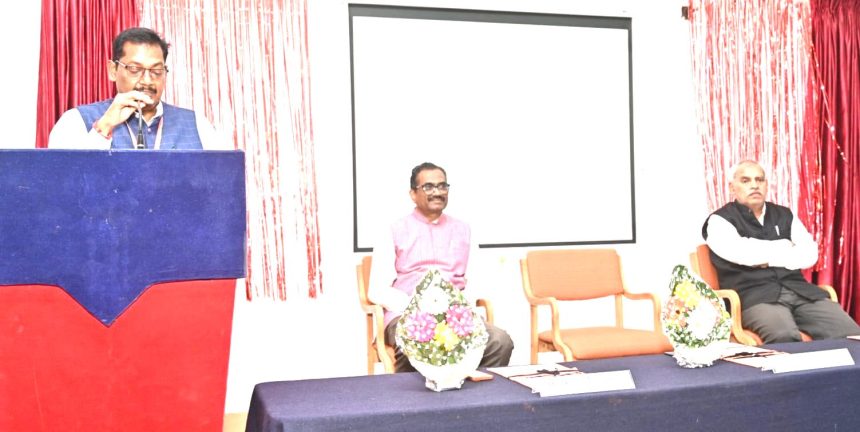 ಸಂಶೋಧನೆ, ಆವಿಷ್ಕಾರಗಳತ್ತ ಆಸಕ್ತಿ ಬೆಳೆಸಿಕೊಳ್ಳಿ:  ಪ್ರಾಚಾರ್ಯ ವಿ.ಕೆ.ಅಪ್ಪಾಜಿಗೋಳ