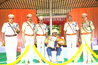 ಬಳ್ಳಾರಿ: ‘ಪೊಲೀಸ್ ಧ್ವಜ ದಿನಾಚರಣೆ’ ಕಾರ್ಯಕ್ರಮದಲ್ಲಿ ನಿವೃತ್ತ ಎಎಸ್‌ಐ ಶ್ರೀನಿವಾಸಲು ಎಂ. ಮಾತು ಮೇಲಾಧಿಕಾರಿಗಳ ಮಾರ್ಗದರ್ಶನ, ಇಲಾಖೆ ನೀಡಿದ ಶಕ್ತಿಯಿಂದ ಸೇವೆ ತೃಪ್ತಿ