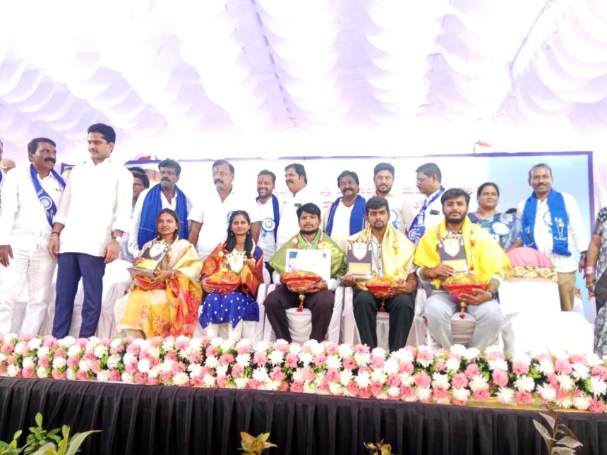 ರಸಪ್ರಶ್ನೆ ಸ್ಫರ್ಧೆ: ವಿಶ್ರೀಕೃ ವಿವಿಯ ವಿದ್ಯಾರ್ಥಿಗಳಿಗೆ ಬಹುಮಾನ ವಿತರಣೆ